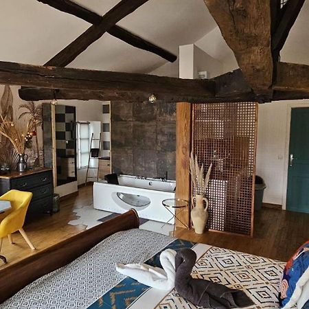 Suite Penthouse Romantique, Confolens, Charente ภายนอก รูปภาพ