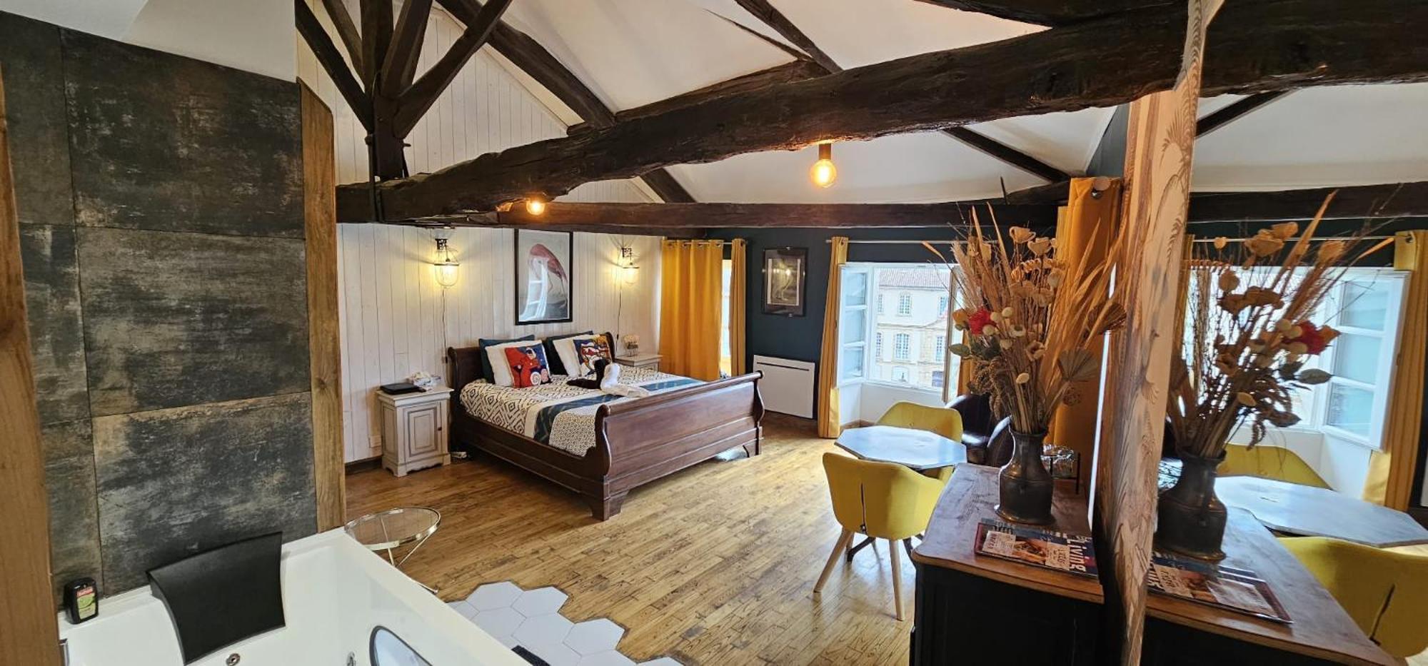 Suite Penthouse Romantique, Confolens, Charente ภายนอก รูปภาพ