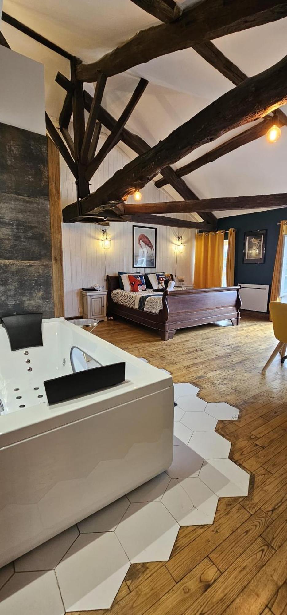 Suite Penthouse Romantique, Confolens, Charente ภายนอก รูปภาพ